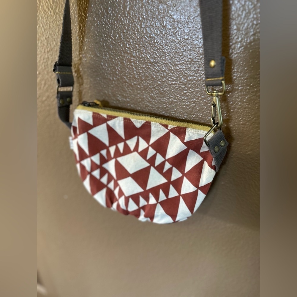 Rachel Elise Geometric Patterned Crossbody Bag Date Purse - Bow Tie Terra Cotta - Picture 7 of 15